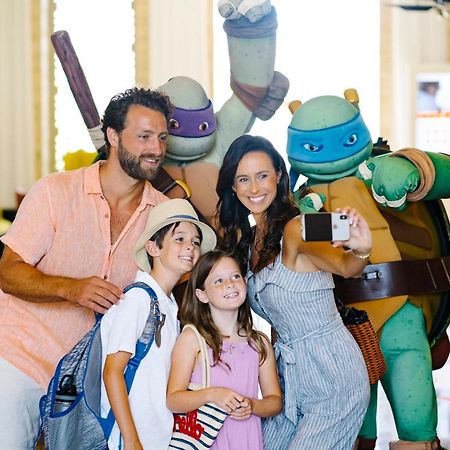 Nickelodeon Hotels & Resorts פונטה קאנה מראה חיצוני תמונה The Teenage Mutant Ninja Turtles at the Nickelodeon Hotel in Punta Cana, Dominican Republic