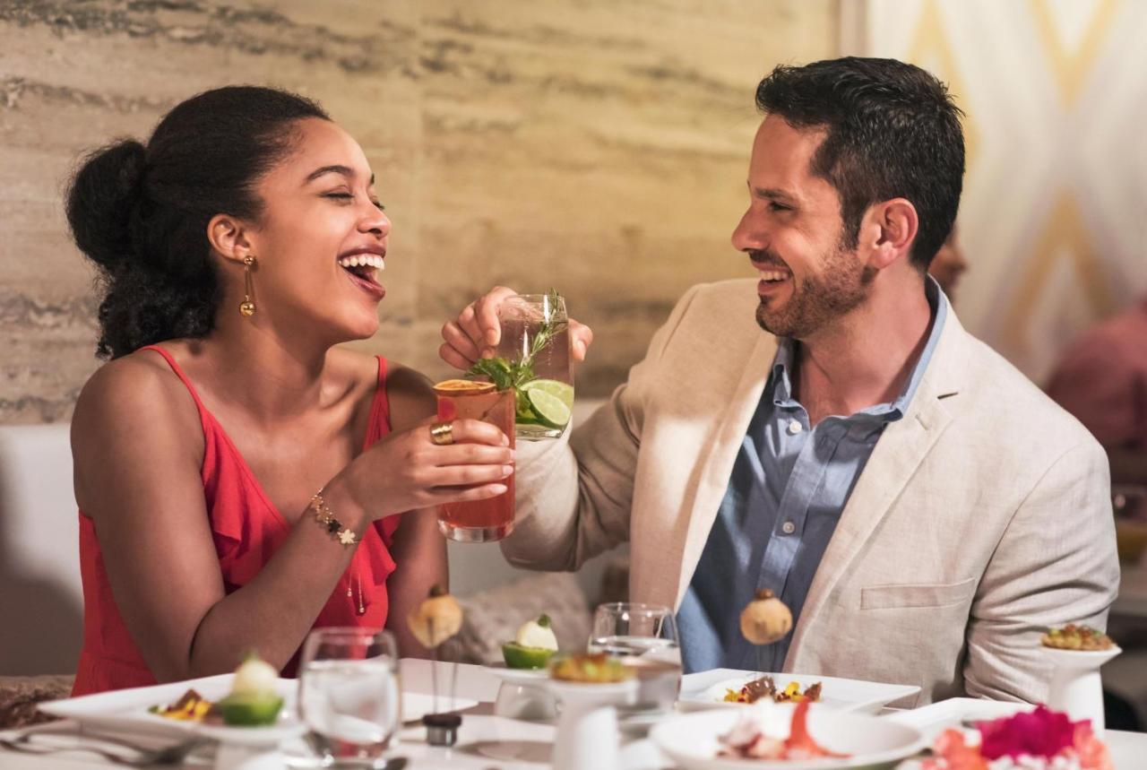 Nickelodeon Hotels & Resorts פונטה קאנה מראה חיצוני תמונה A couple dining at a restaurant