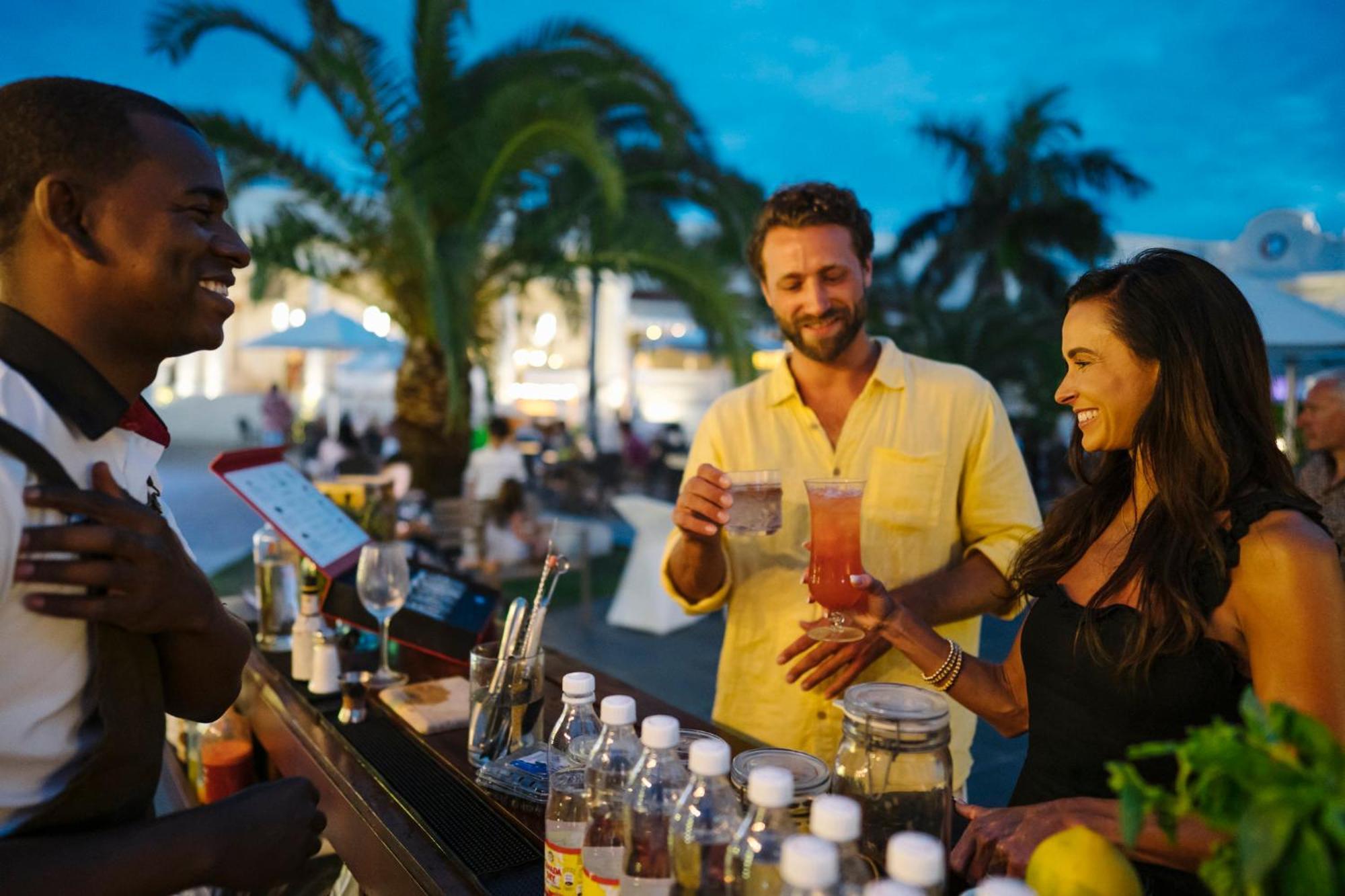 Nickelodeon Hotels & Resorts פונטה קאנה מראה חיצוני תמונה A bartender serving drinks