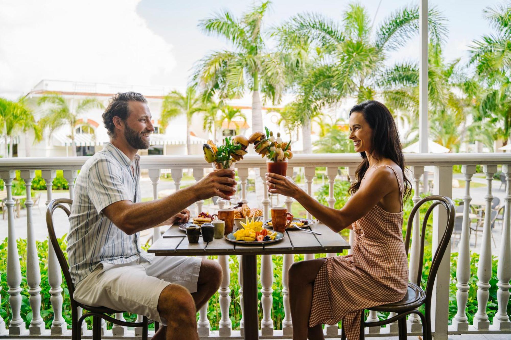 Nickelodeon Hotels & Resorts פונטה קאנה מראה חיצוני תמונה A couple dining at the hotel
