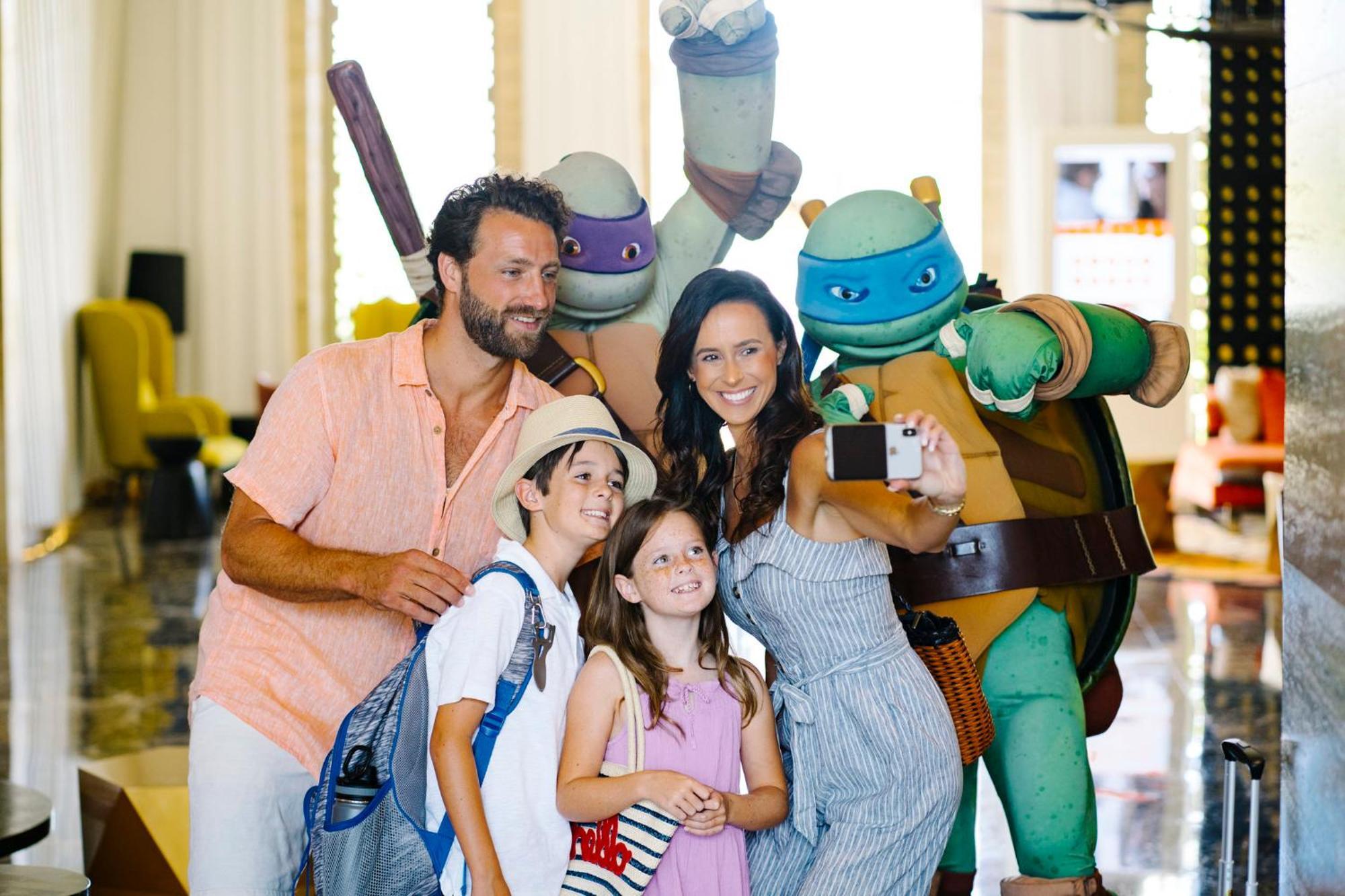 Nickelodeon Hotels & Resorts פונטה קאנה מראה חיצוני תמונה The Teenage Mutant Ninja Turtles at the Nickelodeon Hotel in Punta Cana, Dominican Republic